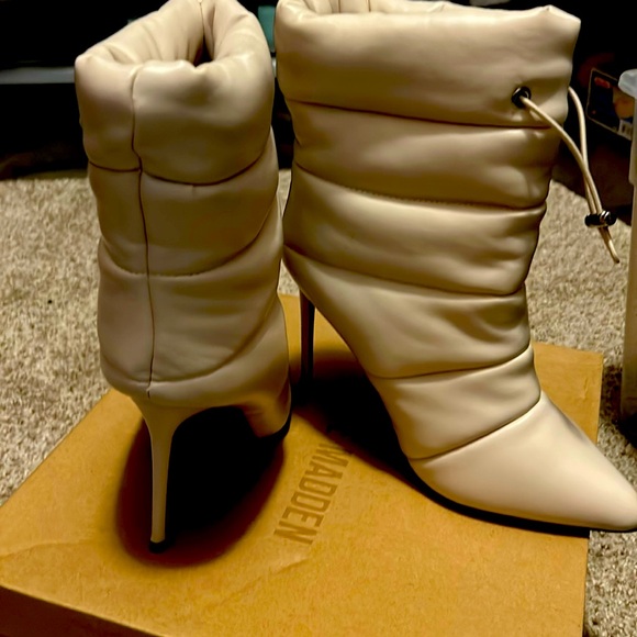 Cloak Bone color 9.5 Steve Madden bootie - Picture 2 of 2
